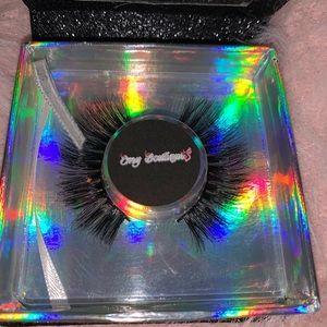 our 16mm soft and glamorous lashes